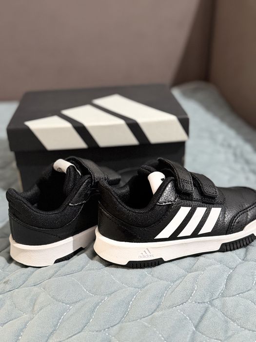 Продам детские кроссовки Adidas