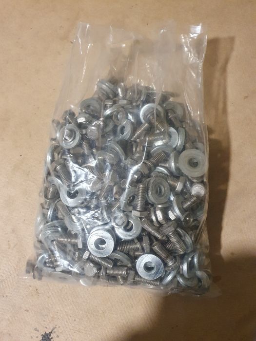 Vând  șuruburi m6 × 1.6mm