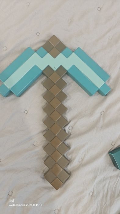 Pickaxe și sword din Minecraft de mărime mare
