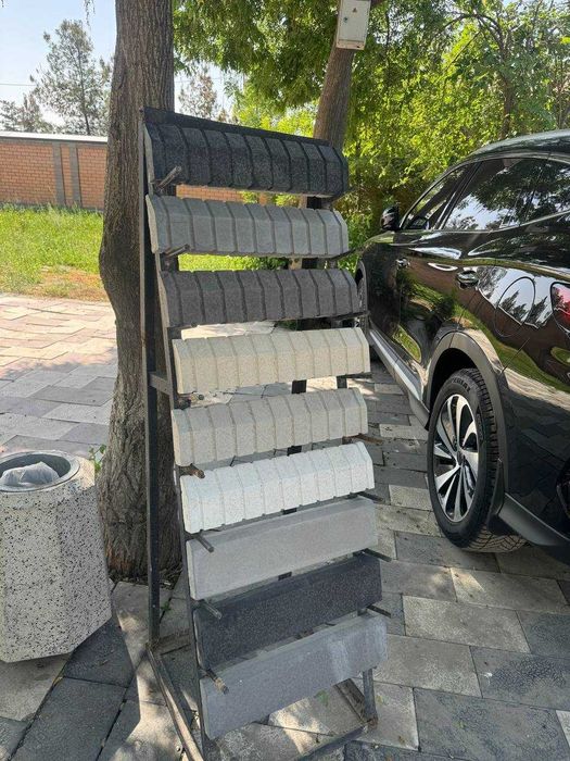 бордюры. дорожный бордюр, люк, лоток. тротуарный бордюр. водосток