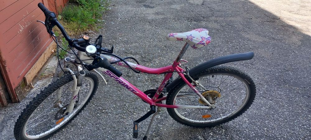 Продавам розово колело.