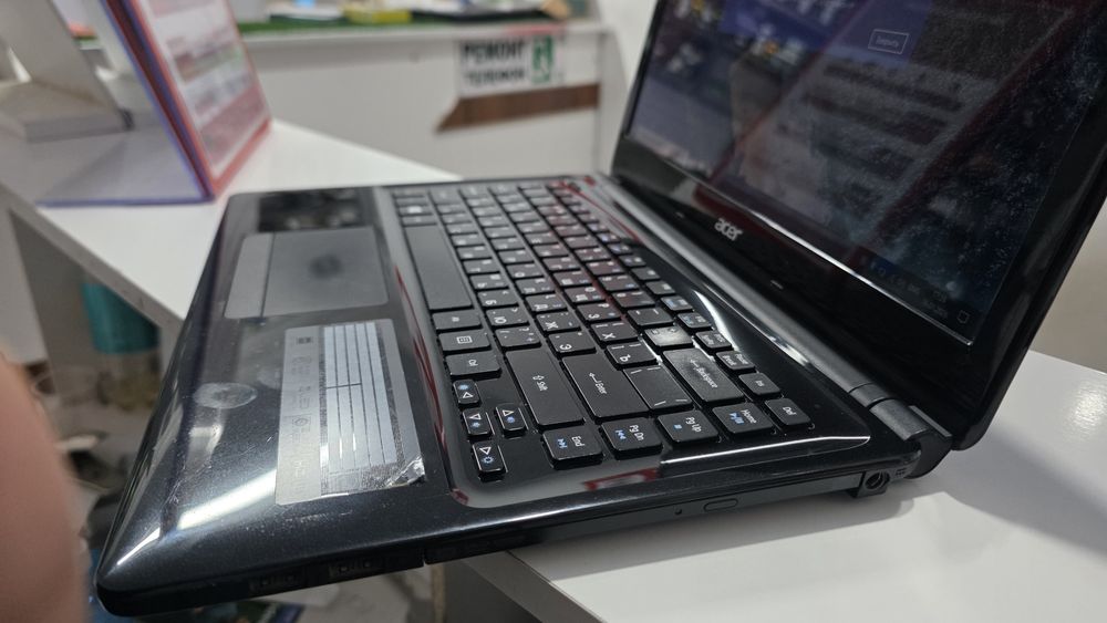 Acer Aspire E1-410 notebook.