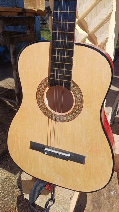 Vând zongură nouă 4/4 ( chitară de Maramureș )