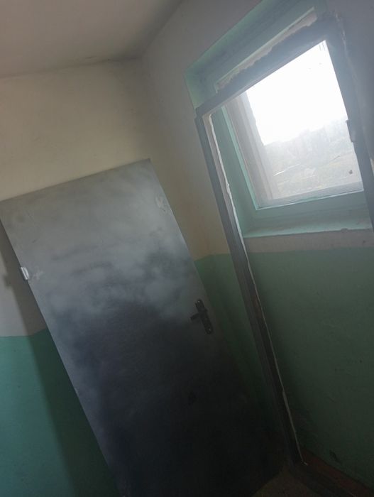 Продам двери б/у входные железные