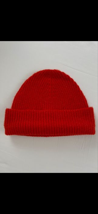 Женские шерстянные шапки