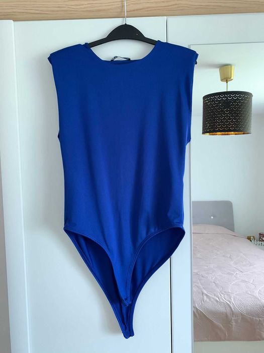 Vând haine de damă purtate, în stare foarte bună. Preț negociabil.