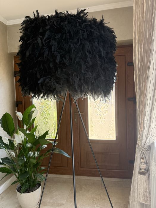 Lampadar cu abajur imbracat in pene negre