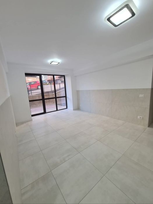 Închiriez spațiu comercial în bloc nou finisat