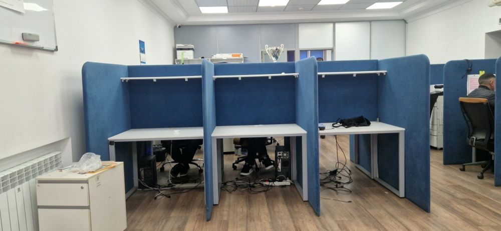 Столы с мягкими перегородками