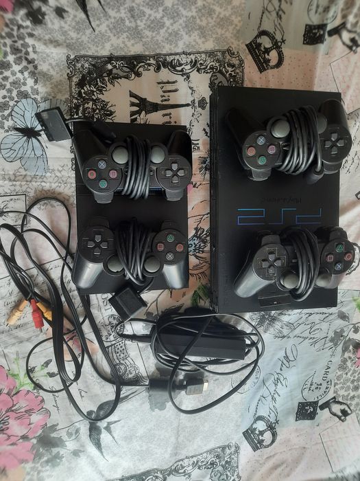 Vând 2 ps2 cu 4 manete sunt funcționale ambele se pot și testa