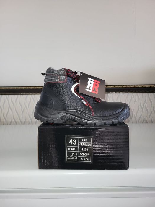 Спецботинка и спецкомбез