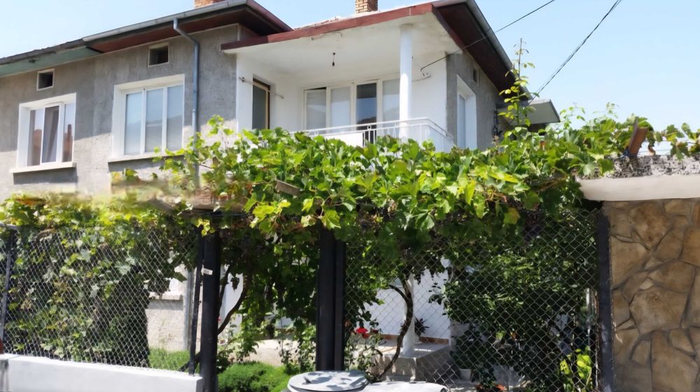 Къща в град Дебелец