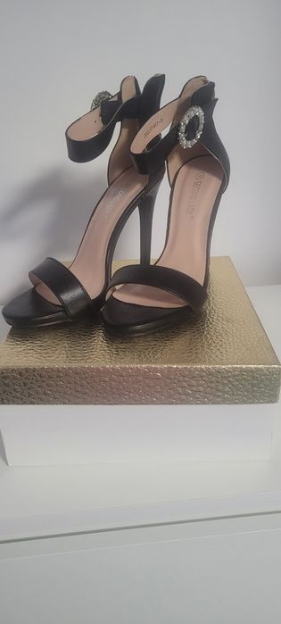 Sandale noi mărimea 38
