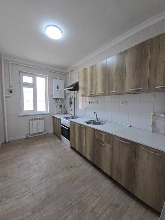 Sergeli rayondan 6a da 3/6/7 xonali uy sotiladi. Srochno.