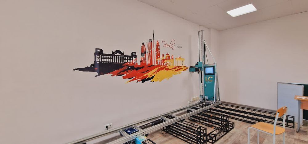 Рисунки на стенах.