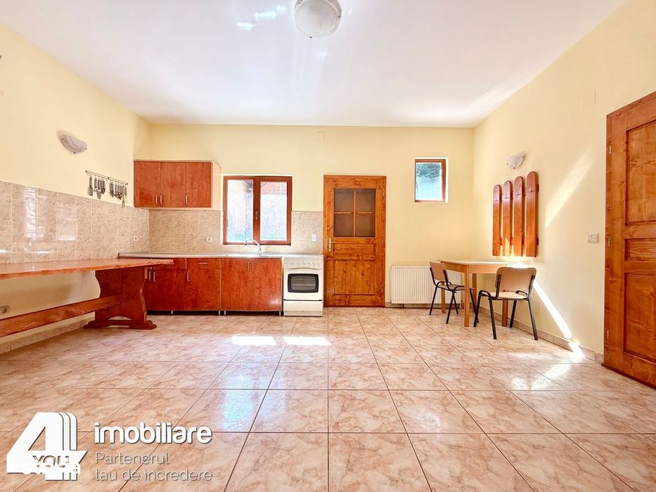 Clădire în Moneasa cu 9 camere: pensiune, azil bătrâni, casă vacanță