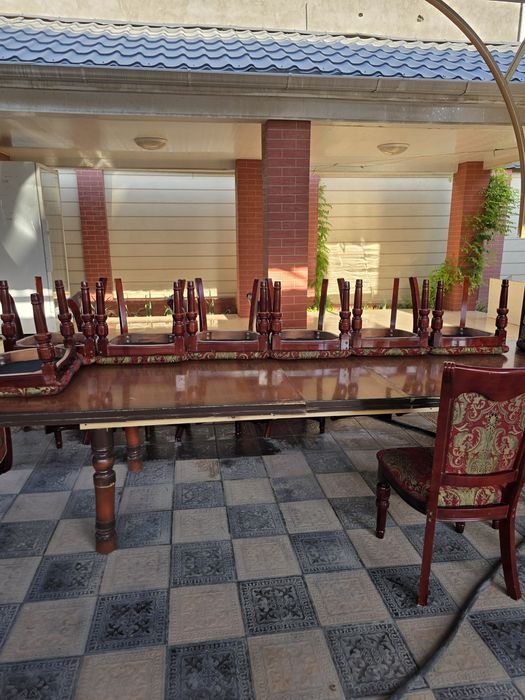 Для гостиной стол и стулья