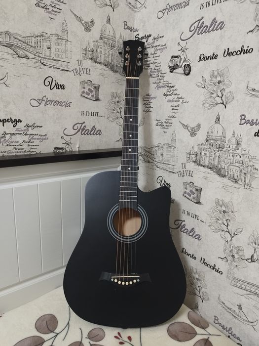 Акустическая гитара чёрного цвета