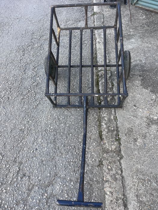 Метална количка – здрава и удобна