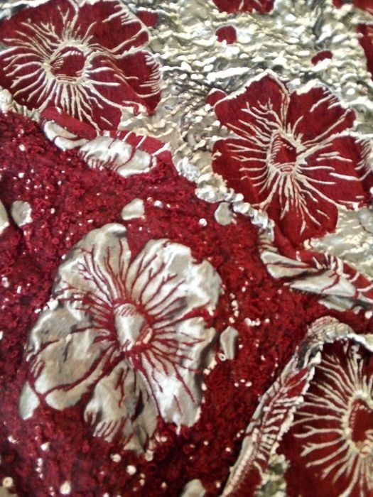 Луксозен плат/сребристо и винено червено и ефектно червено перде
