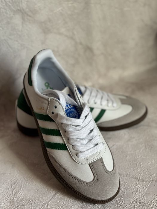 Кроссовки женские