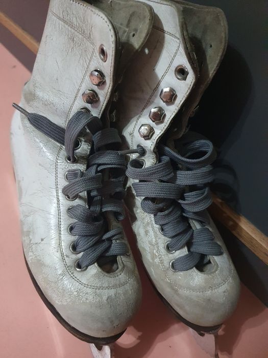 Продам коньки на девочку.