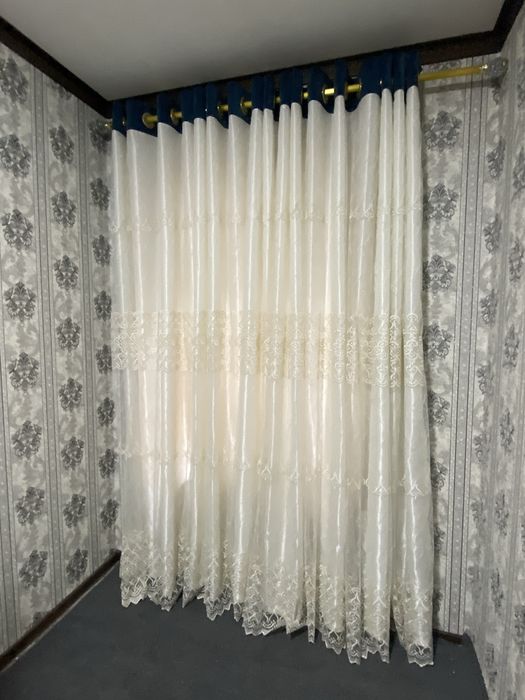 Таййор янги парда карнизи билан