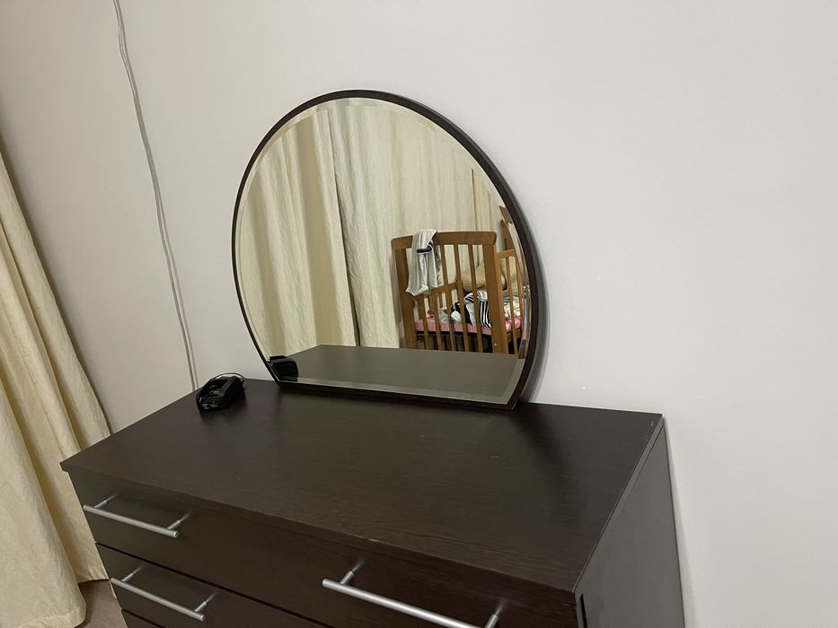 Комод и зеркало.