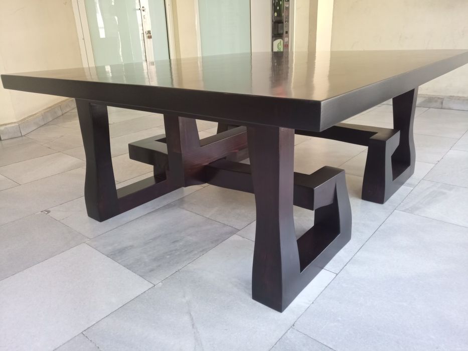 Дизайнерска маса от масив