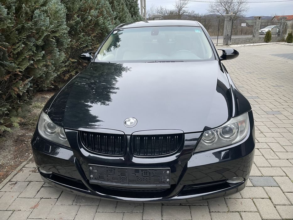 Vând  BMW e90 320i automatic , stare deosebită, negru metalizat