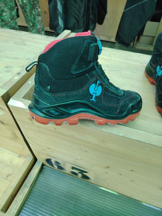 Vînd bocanci  bărbați protectia Engelber Strauss mărimea 43 !