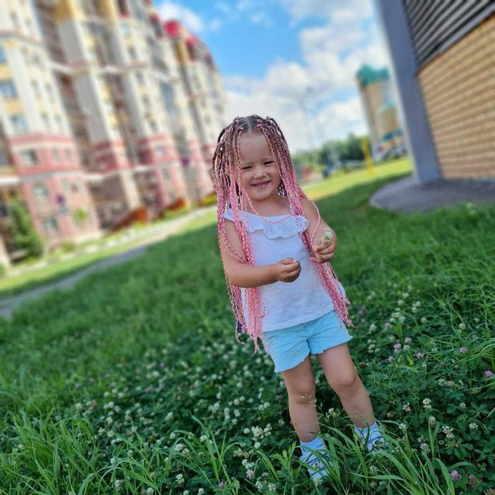 Косички за момичета - стил и усмивки.