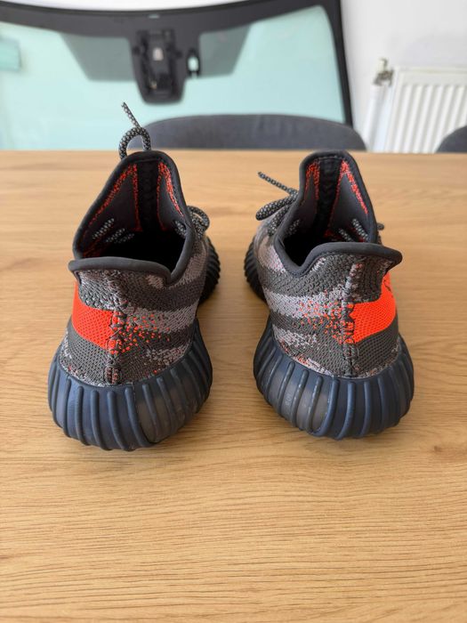 Vând Yeezy Originali, mărimea 39 1/3, în stare foarte bună