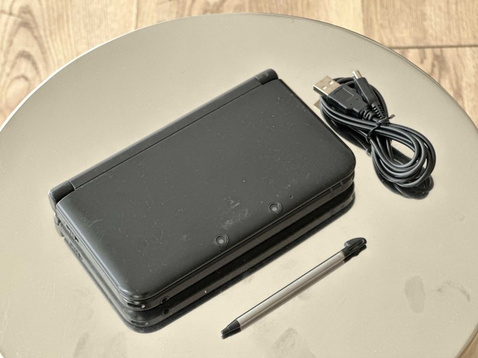 Nintendo 3DS XL Black с 75 игри Pokemon Zelda Mario Нинтендо