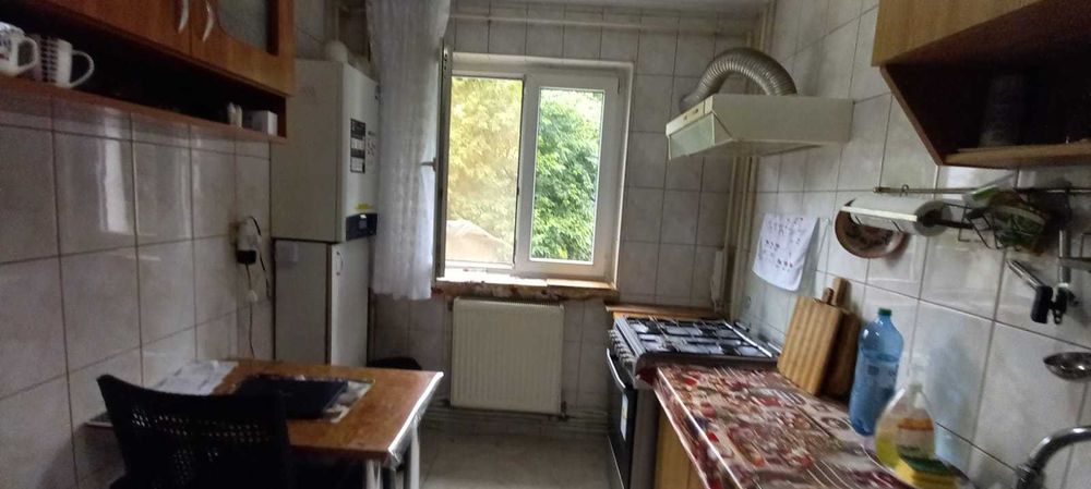Proprietar vinde apartament cu 2 camere decomandate, etaj 1 din 4, str Banca Natională, BC, 51 mp, an 1974