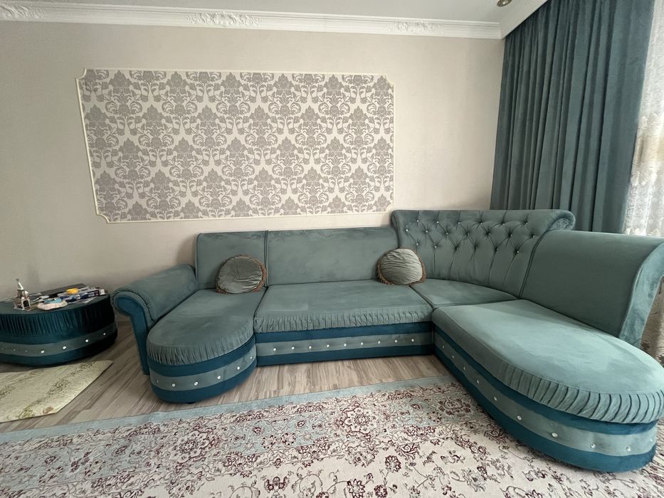 Угловой большой диван с пуфиком