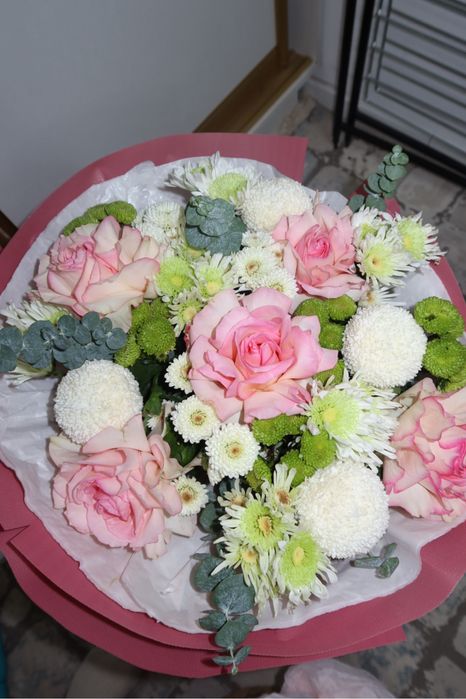 Нежный букет роз и хризантем