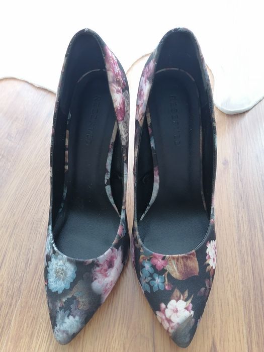 Pantofi cu toc, Reserved