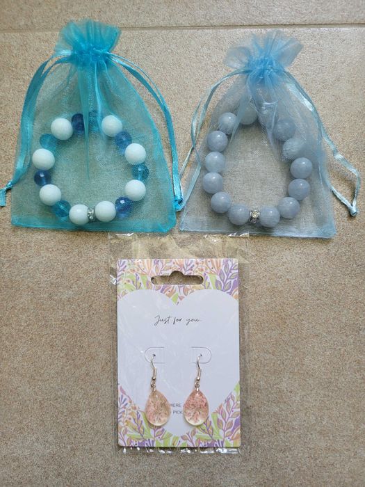 Комплект гривни от полускъпоценни камъни с подарък обеци на ТОП цена