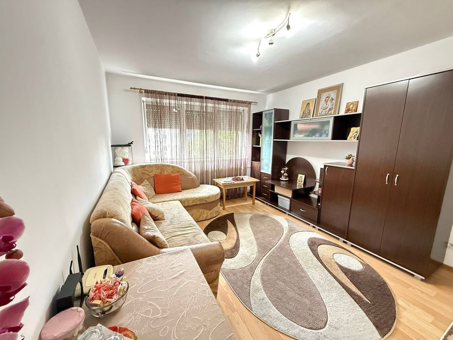 Apartament cu 3 camere , zona Rogerius