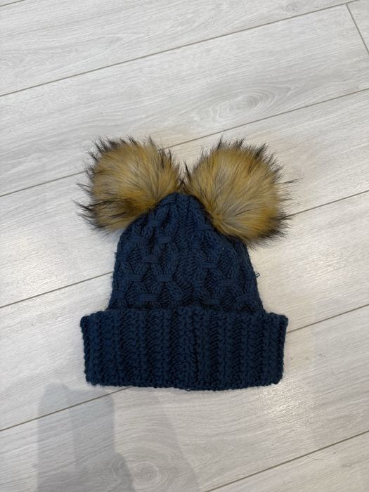 Зимна шапка с два помпона