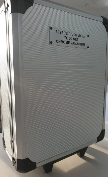 Набор инструментов в одном чемодане