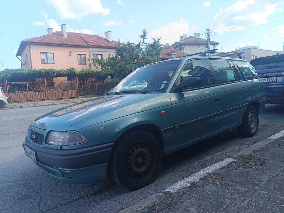 Продавам Opel Astra F Caravan (комби), 1997 г., двигател 1.4 бензин с газова уредба.