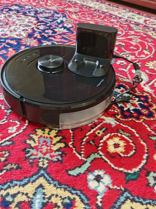 Vînd aspirator Roborock S6 maxV, negru.