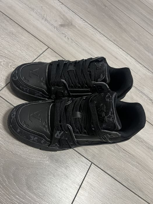 Adidasi LV Trainers