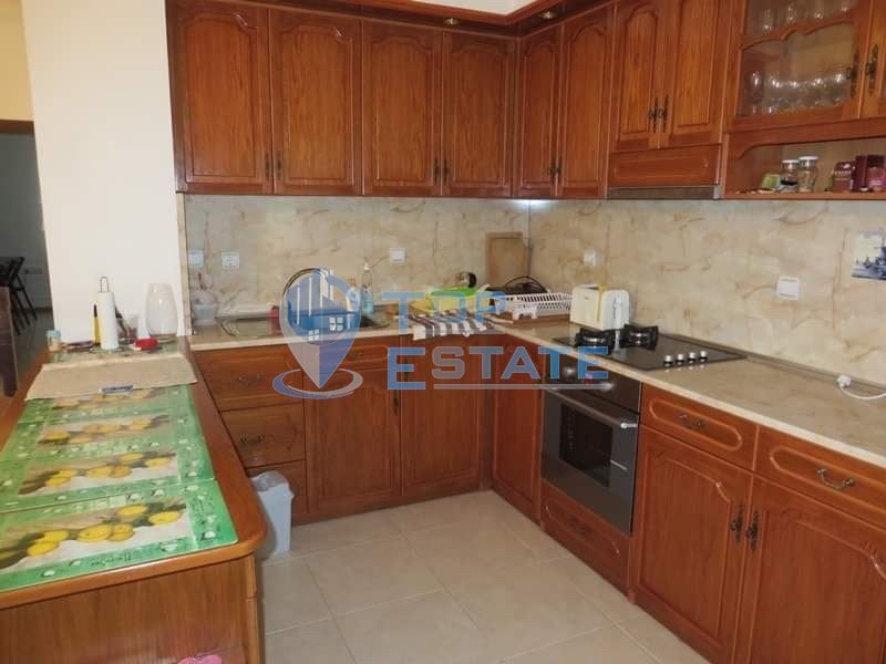 Новопостроена масивна къща в Тревненския балкан