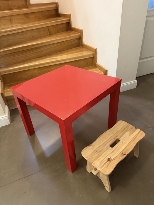 Masă pătrată roșie + scăunel din lemn