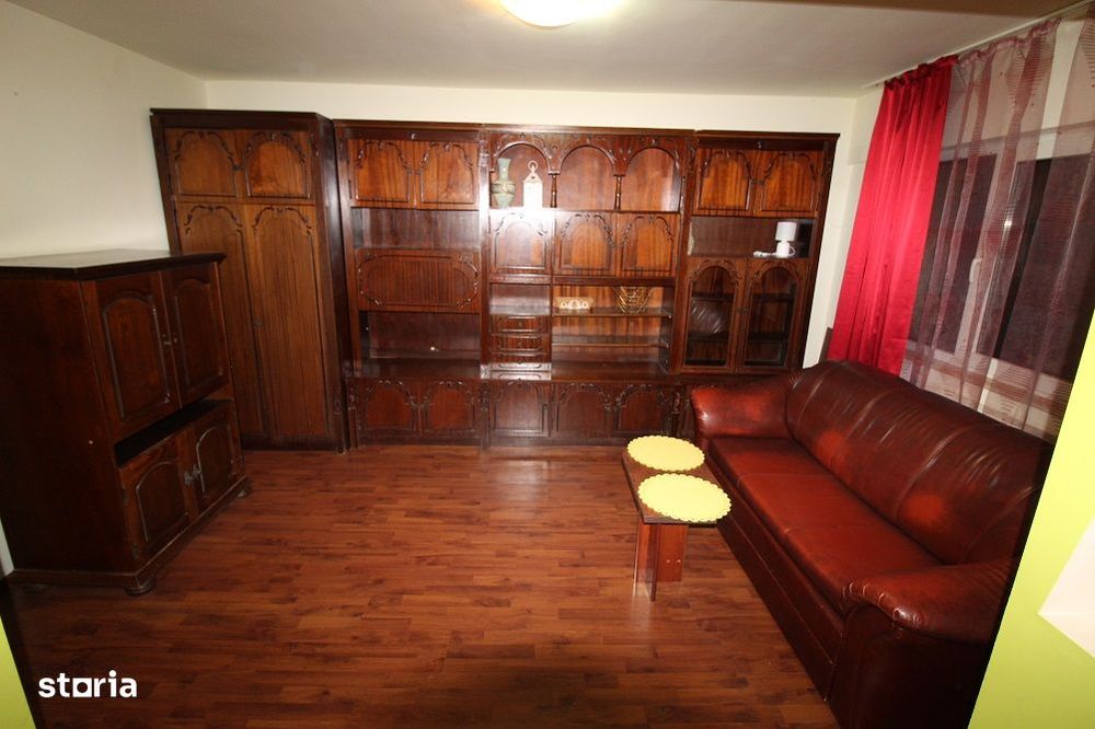 Vând apartament 4 camere în Hunedoara, Micro5/1-Poștă, parter înalt...