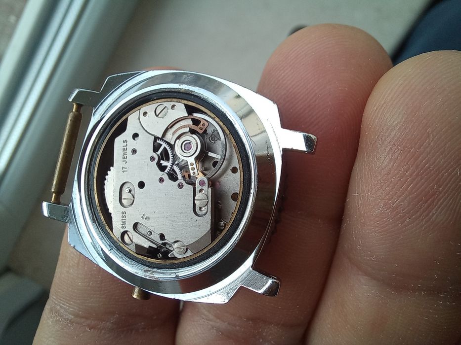 Часовник Revlon Swiss made