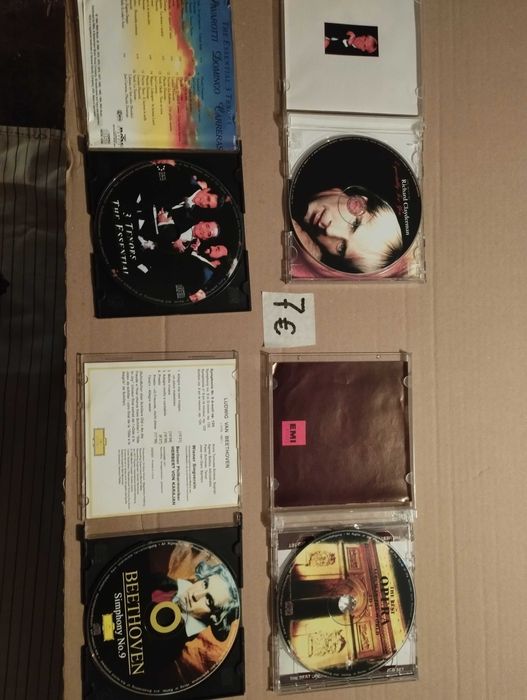 Много запазени CD с музика.Различни жанрове